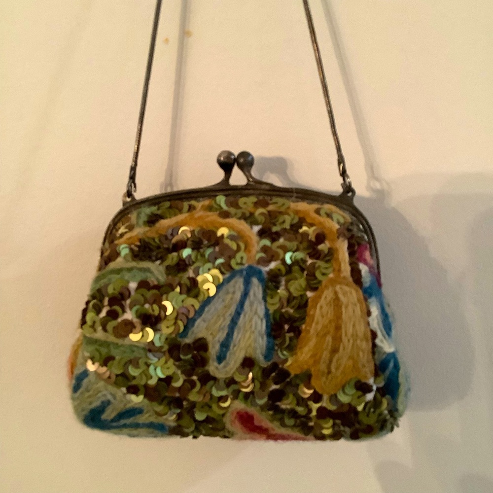 Putumsyo Kiss Lock Wool Handbag